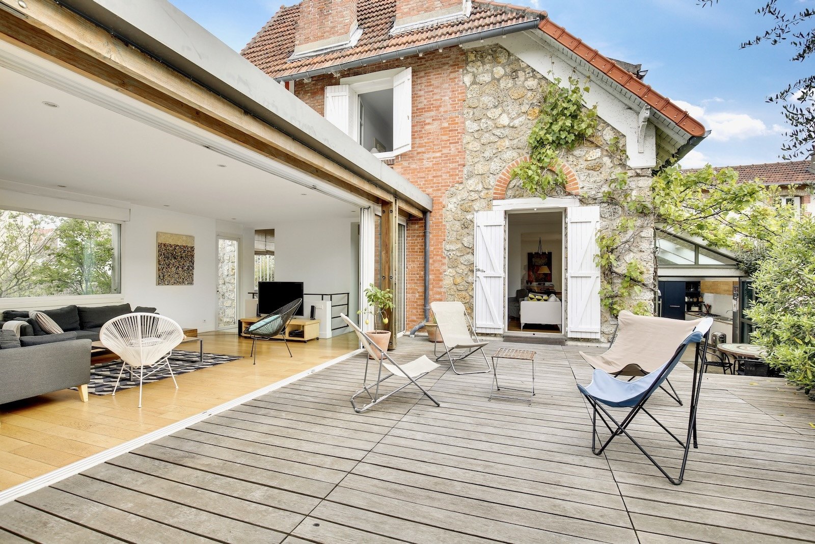 Photos n°1 : Maison 6 chambres BOIS COLOMBES 